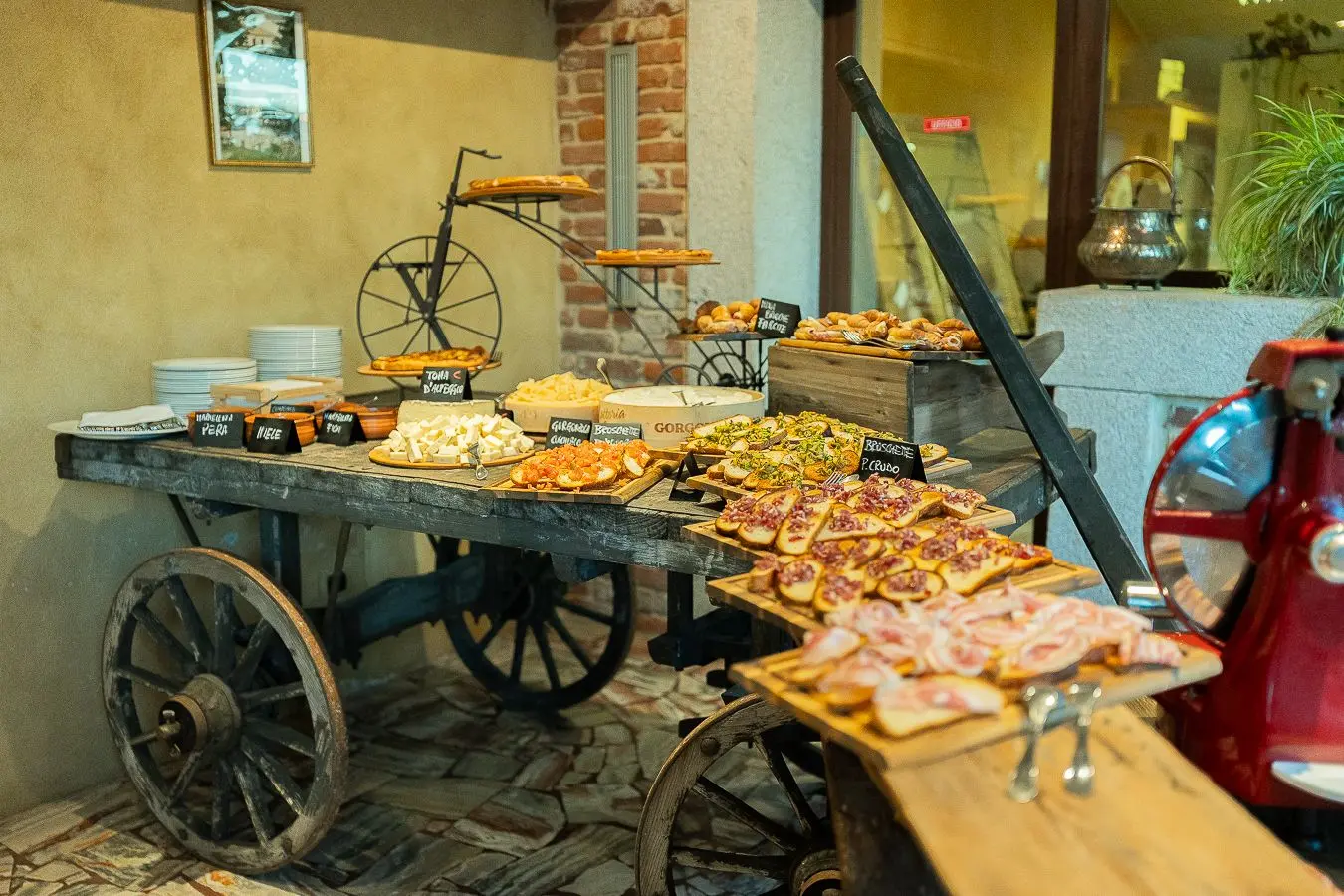 Veranda con carretto rustico allestito per il buffet di matrimonio all’Antico Ristoro del Ticino a Oleggio.