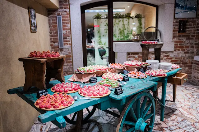 Carretto verde con finger food colorati nella Veranda dell’Antico Ristoro del Ticino