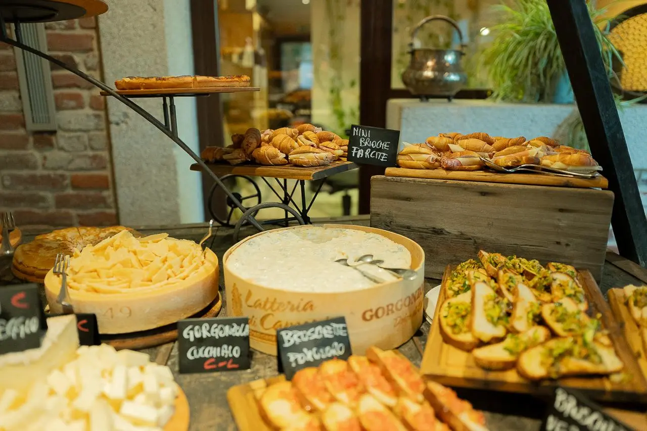 Carretto antico allestito con focacce e finger food nella Veranda della location per matrimoni.
