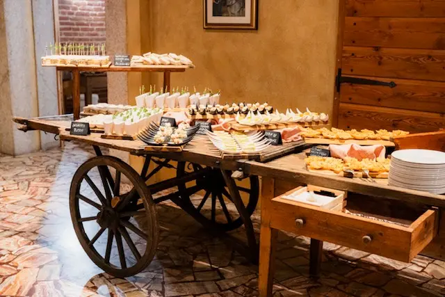 Carretto in legno con finger food e monoporzioni per il buffet di matrimonio