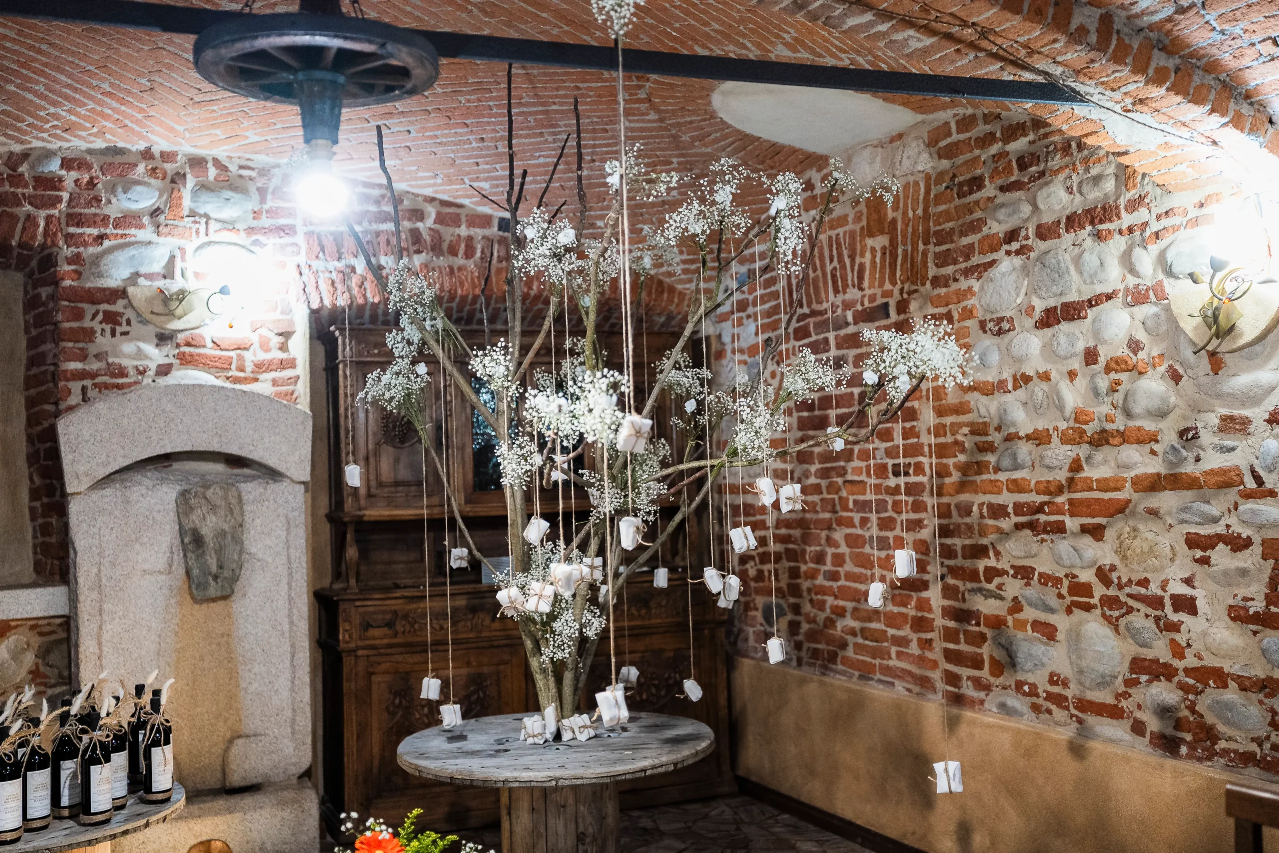 Albero decorativo con bomboniere sospese nella Sala Pozzo a Oleggio