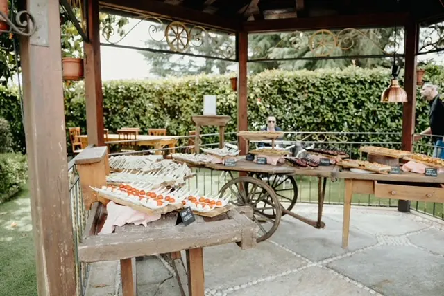 Panoramica del buffet di matrimonio allestito nel porticato