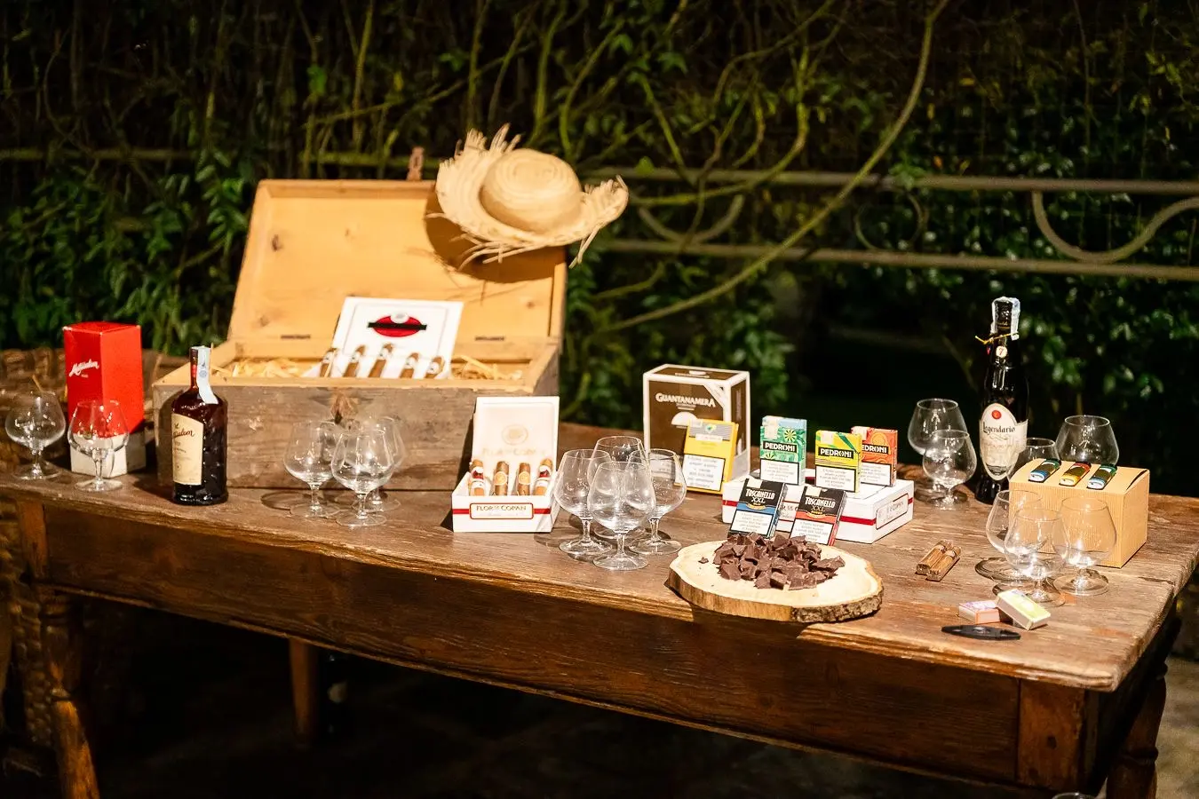 Angolo sigari, distillati e cioccolato allestito nel giardino per il ricevimento