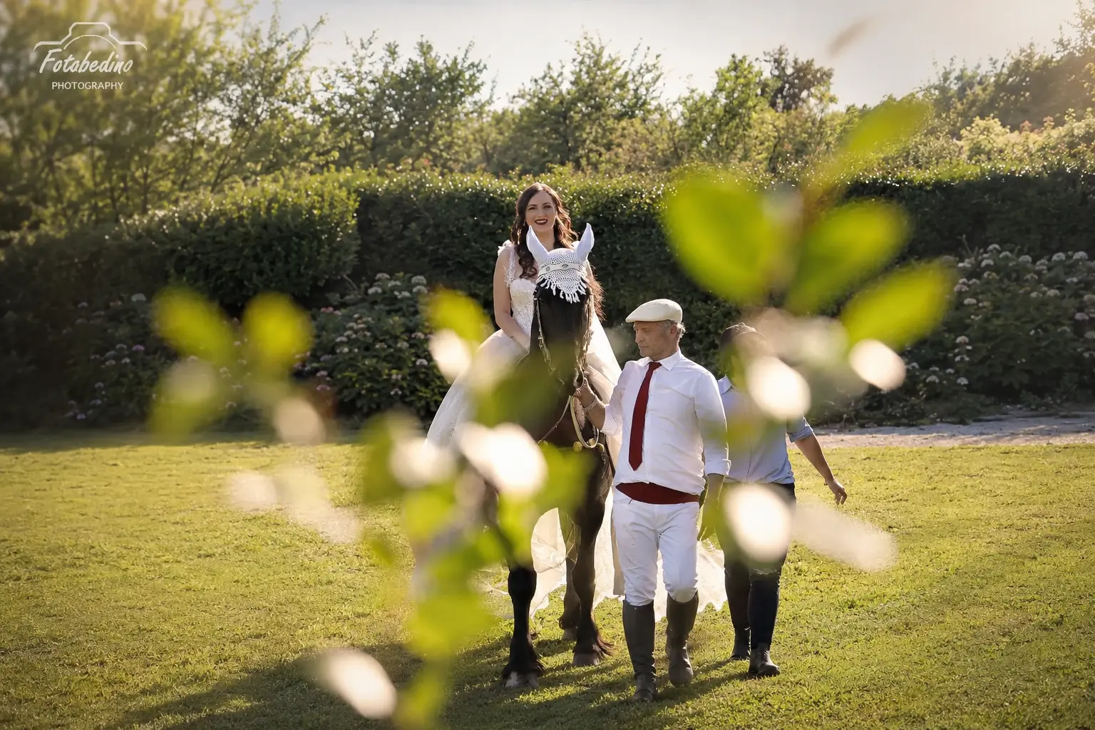 Sposa arriva a cavallo nel giardino dell’Antico Ristoro del Ticino