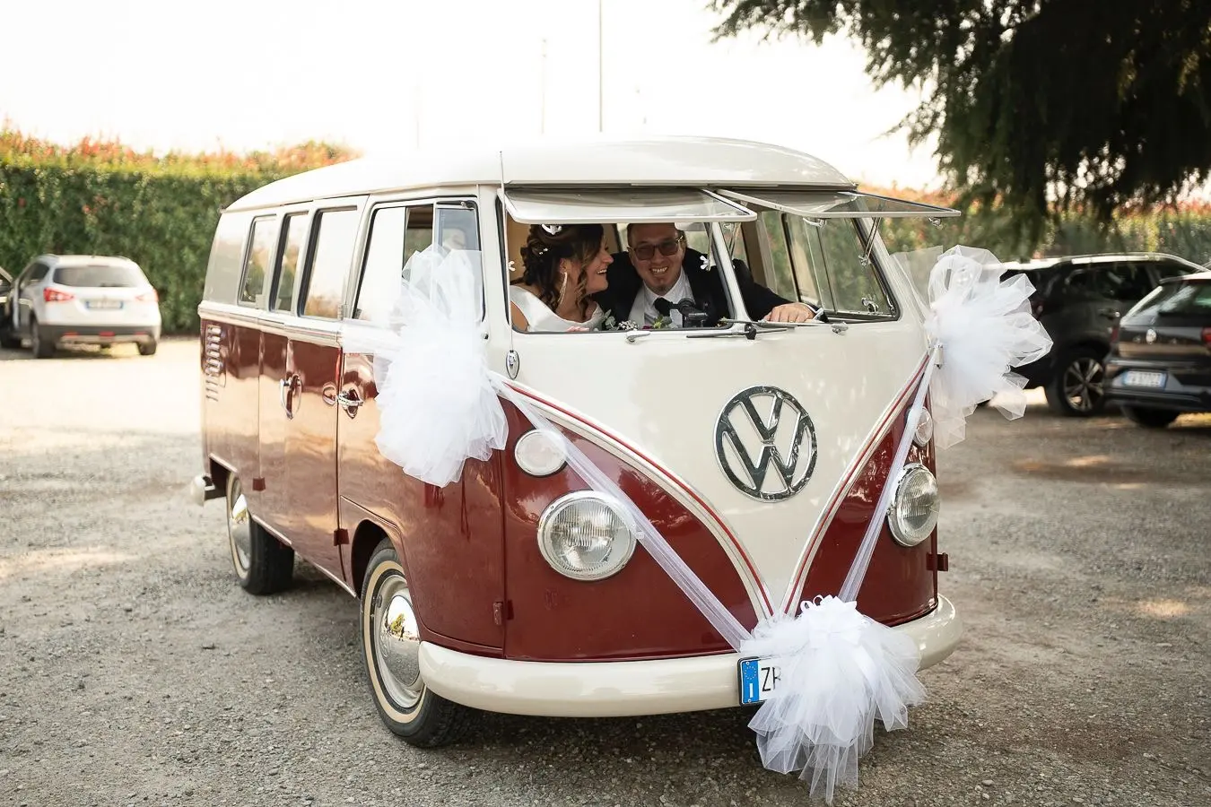 Sposi a bordo di un pulmino Volkswagen d'epoca decorato per il matrimonio all'Antico Ristoro del Ticino