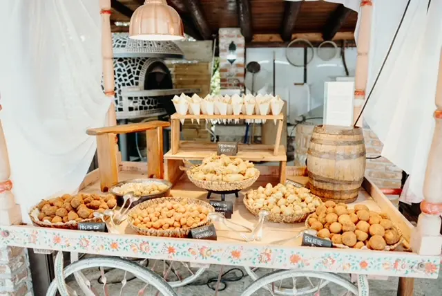 Buffet di fritti allestito su un carretto rustico sotto il porticato