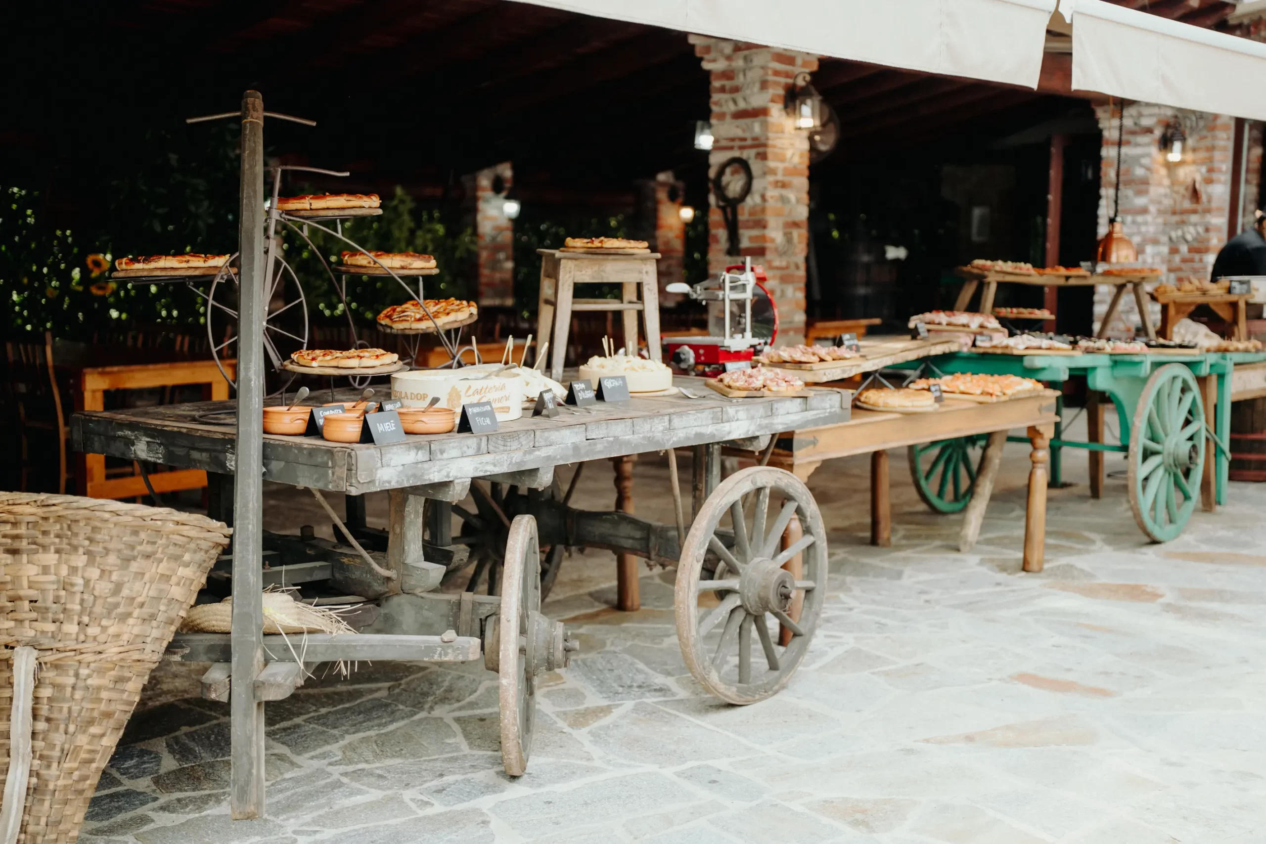Buffet di matrimonio allestito su carri e tavoli in legno all’Antico Ristoro del Ticino