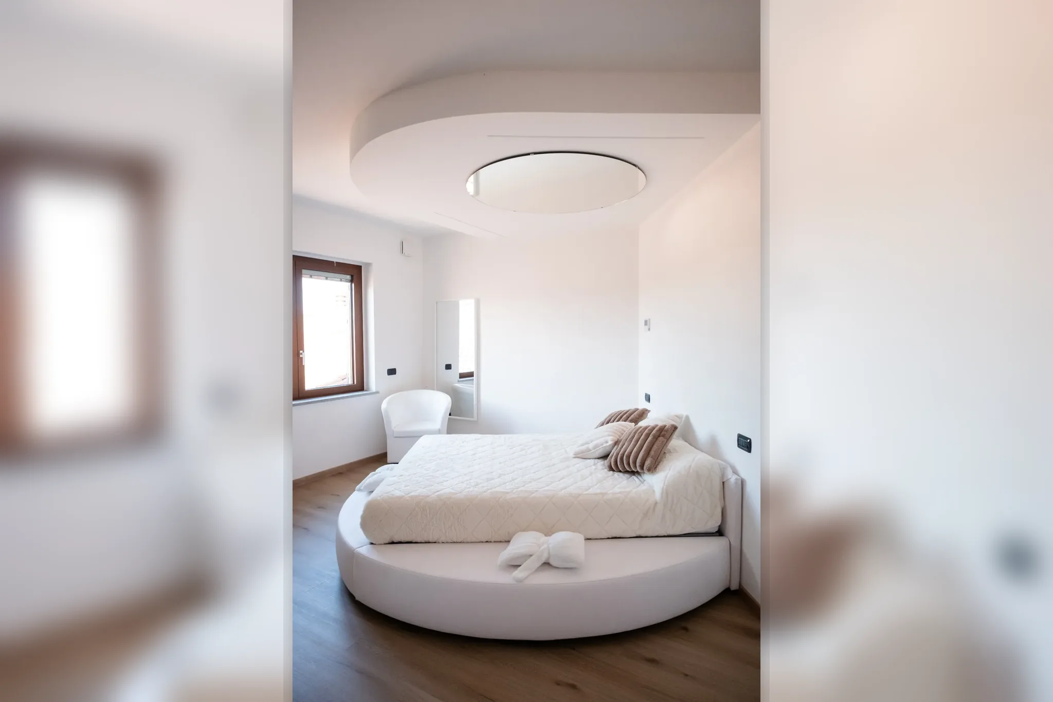 Camera luminosa con letto rotondo e arredi moderni all’Antico Ristoro del Ticino