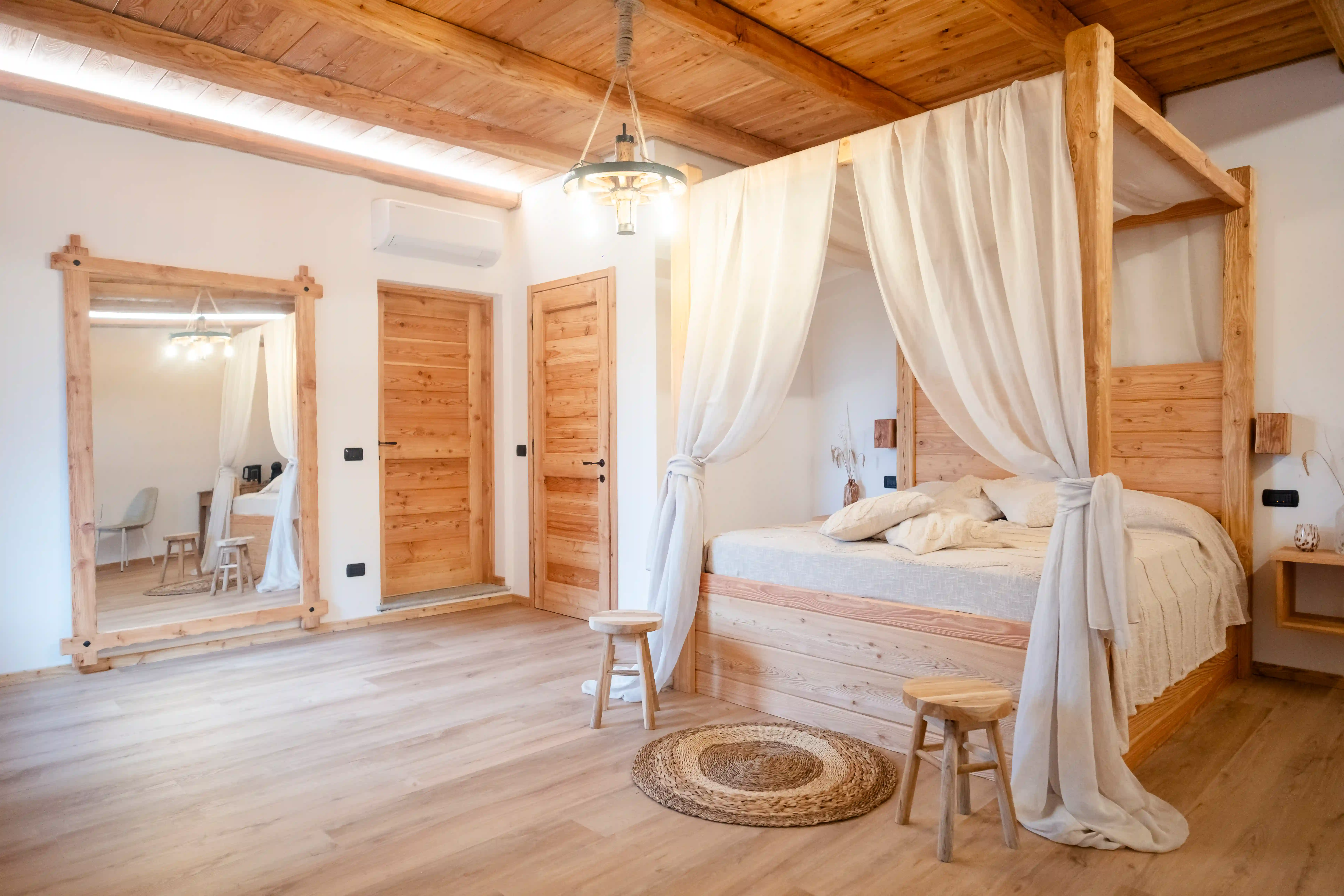 Camera con letto a baldacchino in legno dedicata alla preparazione degli sposi all’Antico Ristoro del Ticino