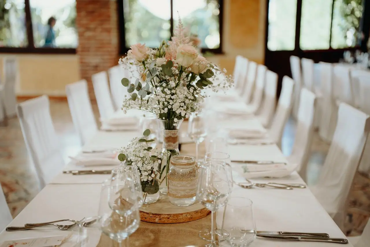 Centrotavola floreale con rose e gypsophila nel Gran Salone