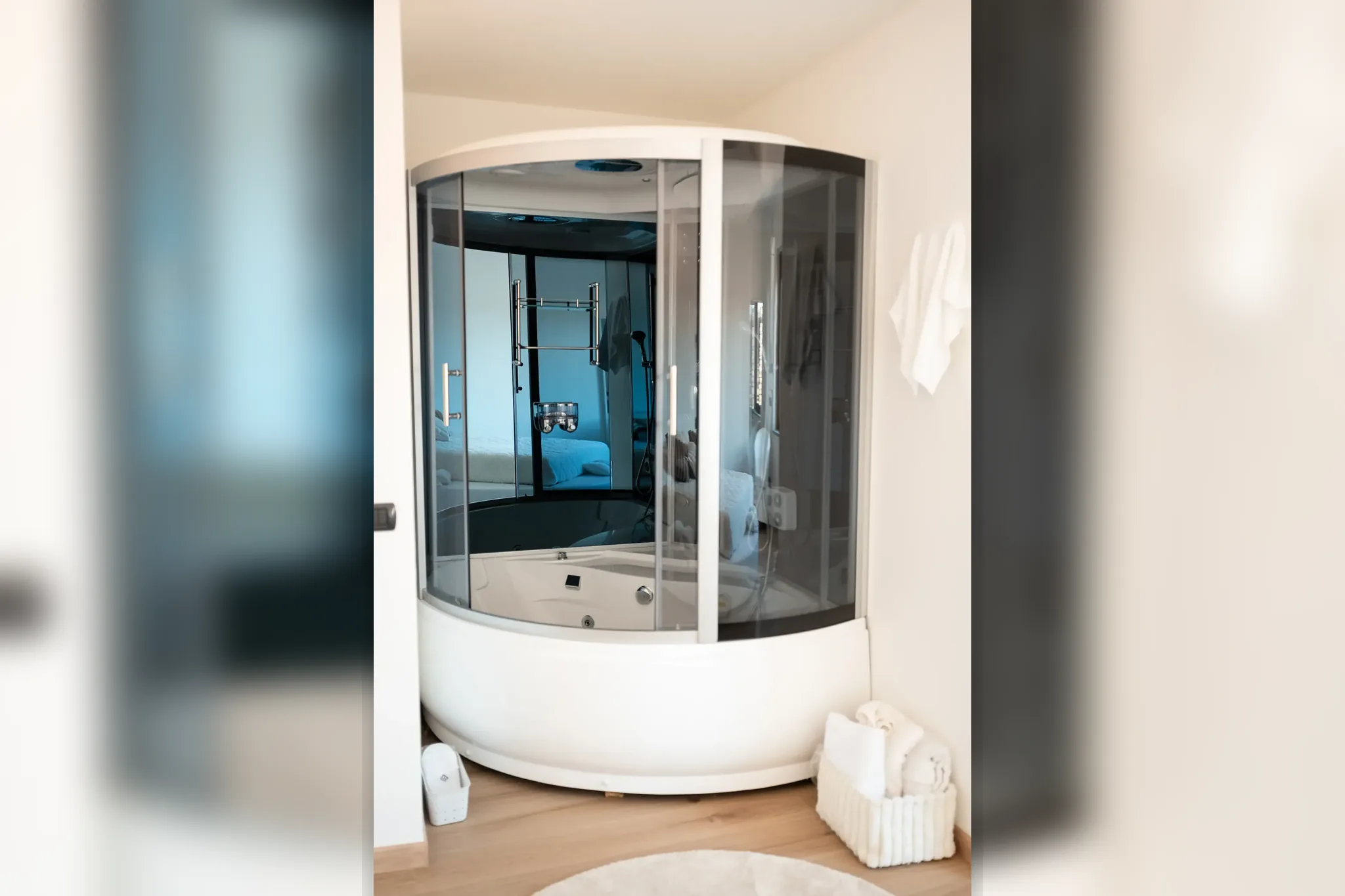 Cabina doccia multifunzione con vasca idromassaggio nella camera degli sposi