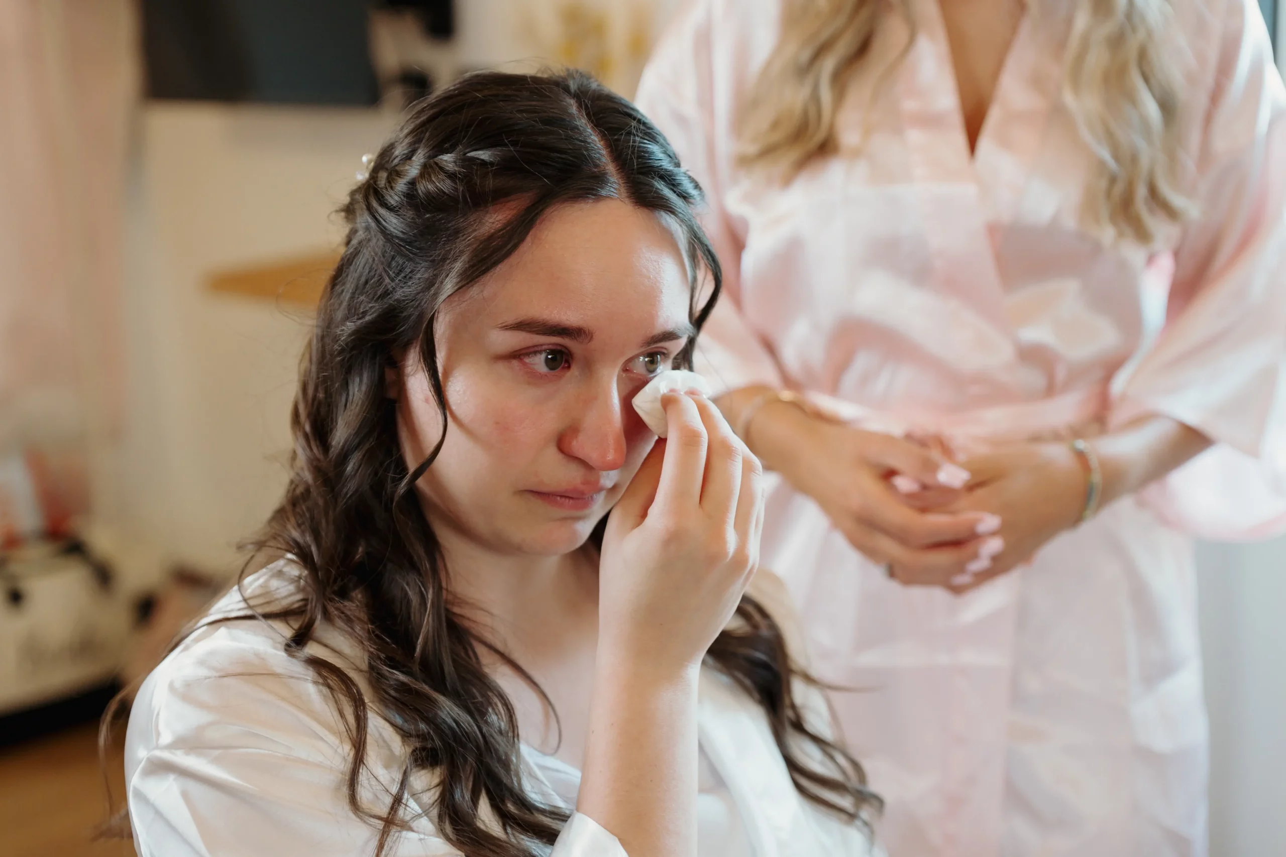 Sposa emozionata durante i preparativi prima della cerimonia di matrimonio