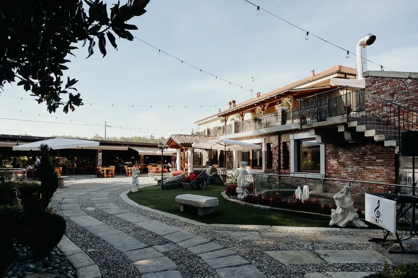 Esterno dell’Antico Ristoro del Ticino con porticato e area aperitivo