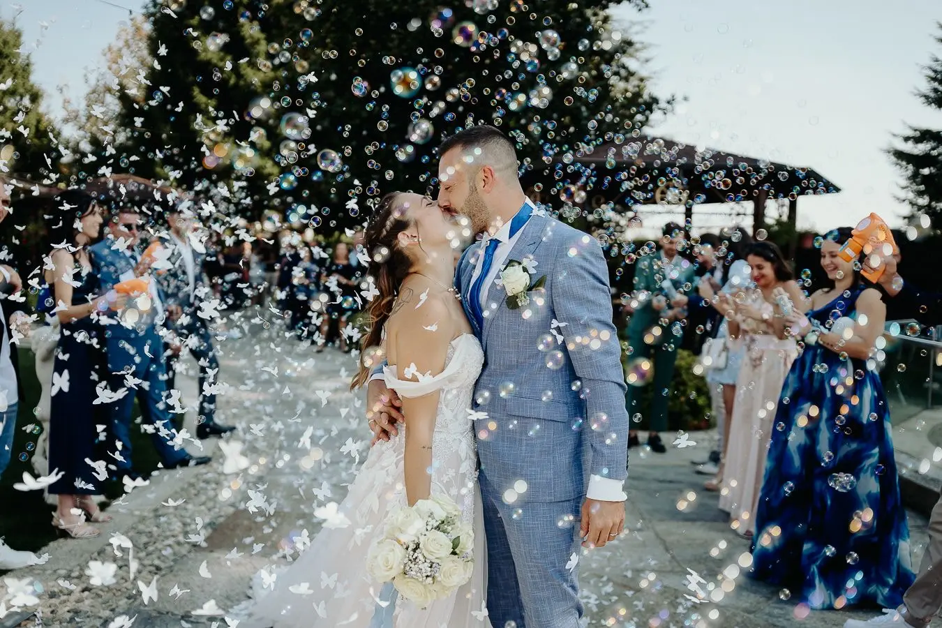 Bacio degli sposi tra bolle di sapone e petali all’Antico Ristoro del Ticino