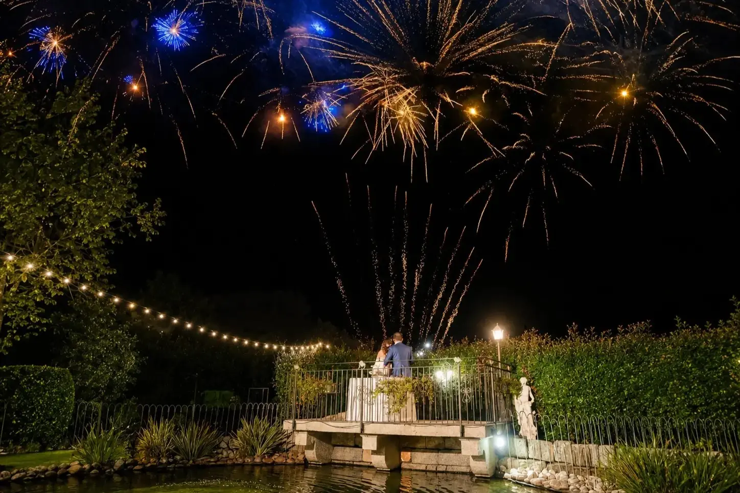 Sposi sul ponte del laghetto durante lo spettacolo di fuochi d’artificio