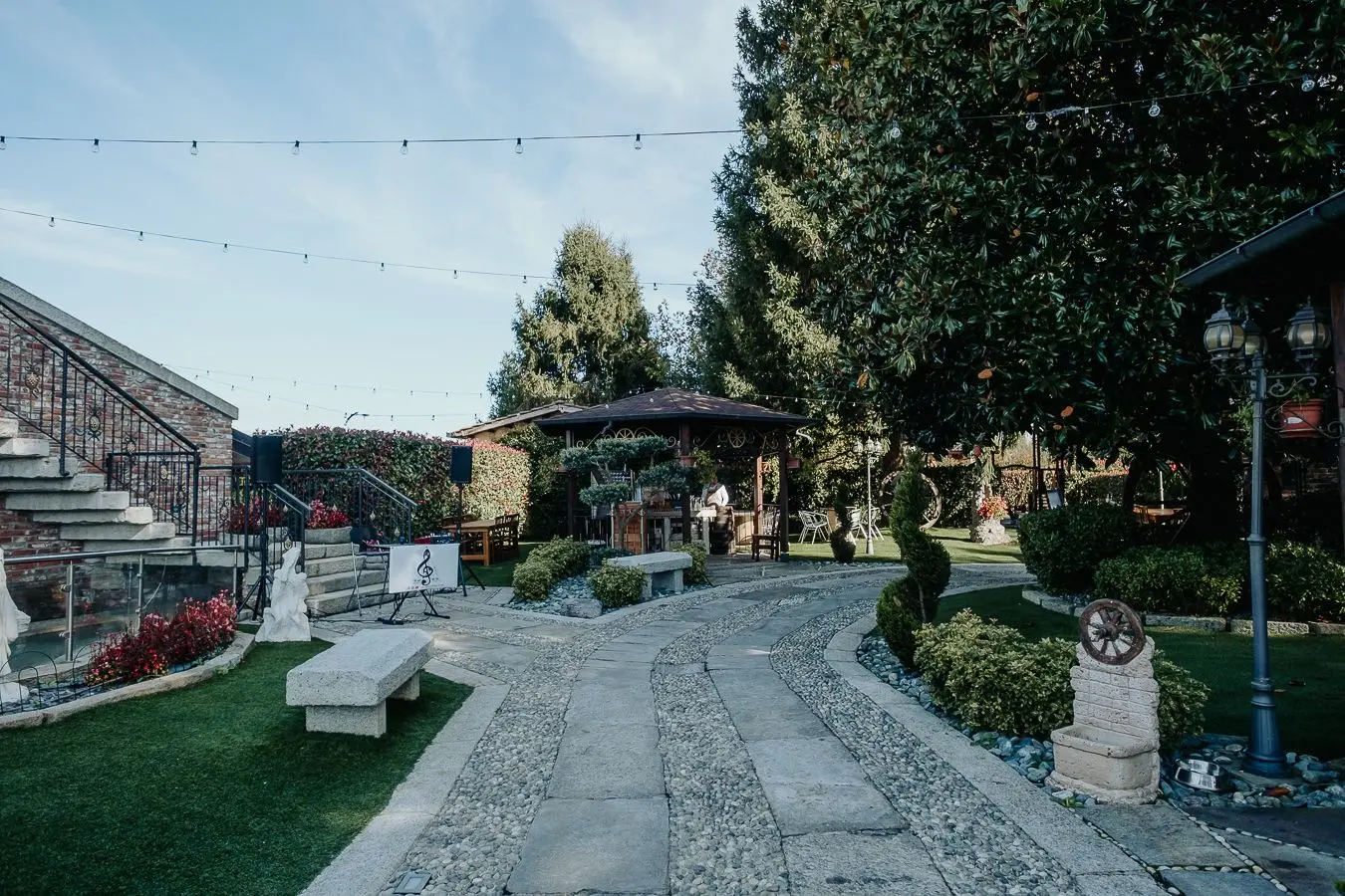 Vista del giardino con vialetti, gazebo e porticato della location per matrimoni