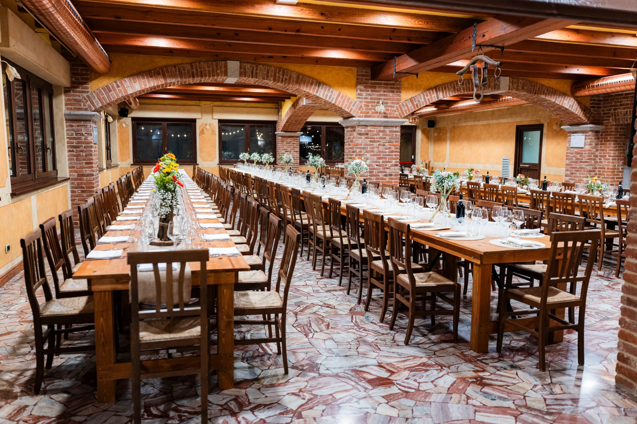 Gran Salone con tavoli imperiali allestiti per un matrimonio all’Antico Ristoro del Ticino