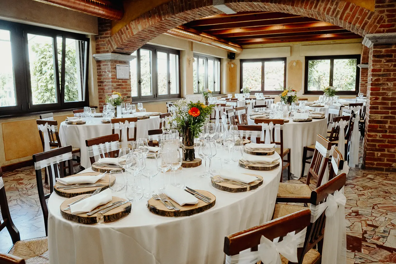 Gran Salone allestito con tavoli rotondi per un matrimonio all’Antico Ristoro del Ticino