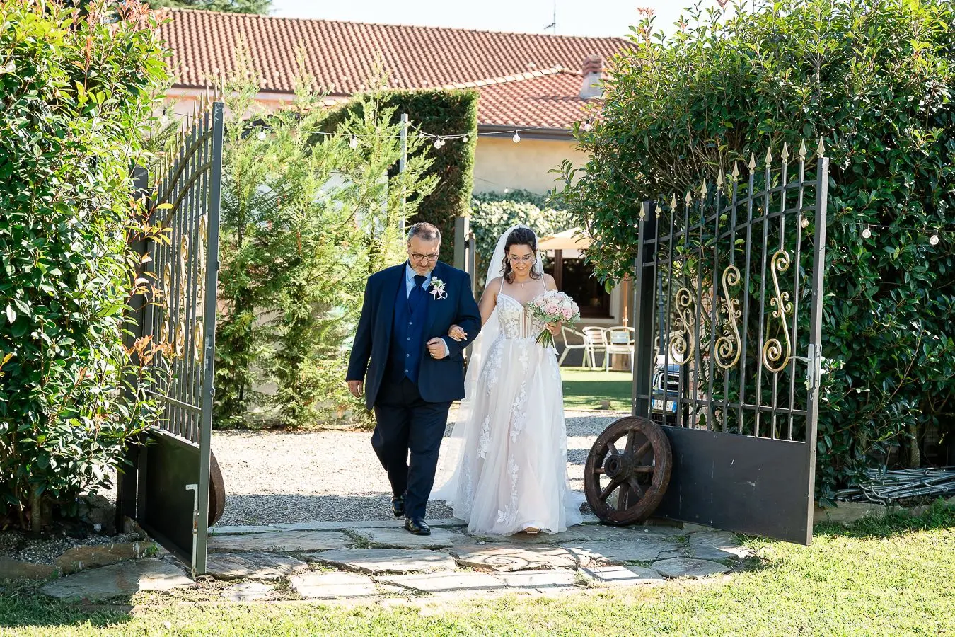 Sposa accompagnata attraverso il cancello verso la cerimonia nella Tela Verde