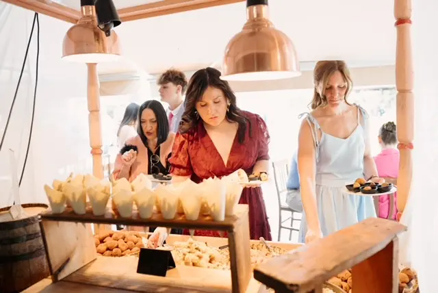 Invitate scelgono le proposte gastronomiche dal buffet nel porticato