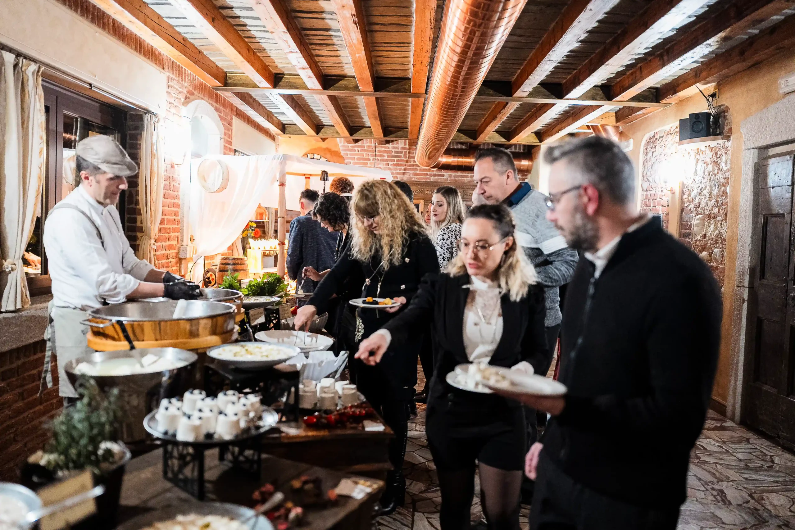 Ospiti durante il buffet nella Sala Camino dell’Antico Ristoro del Ticino a Oleggio