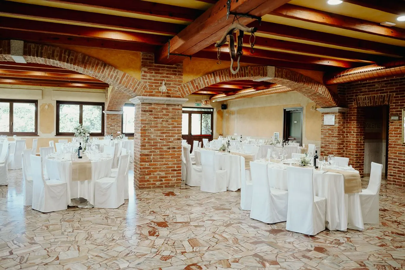 Panoramica del Gran Salone preparato per un ricevimento di matrimonio a Oleggio