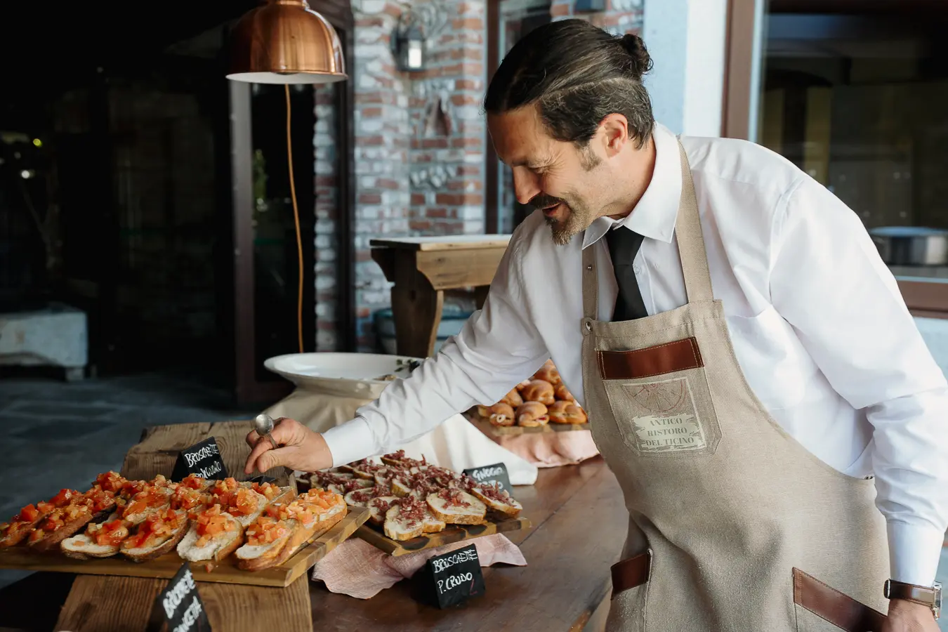 preparazione-bruschette-buffet-matrimonio7