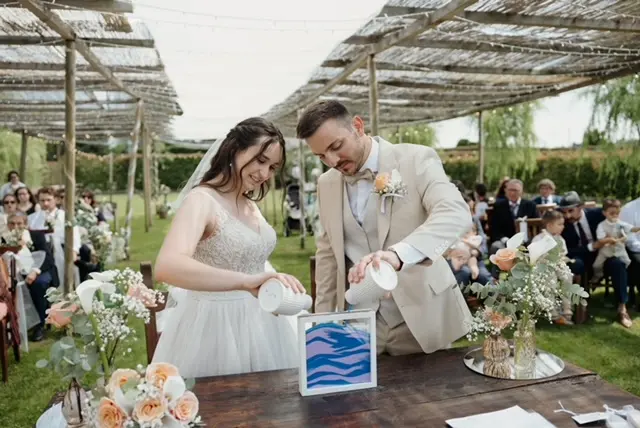 Sposi celebrano il rito della sabbia durante il matrimonio nella Tela Verde
