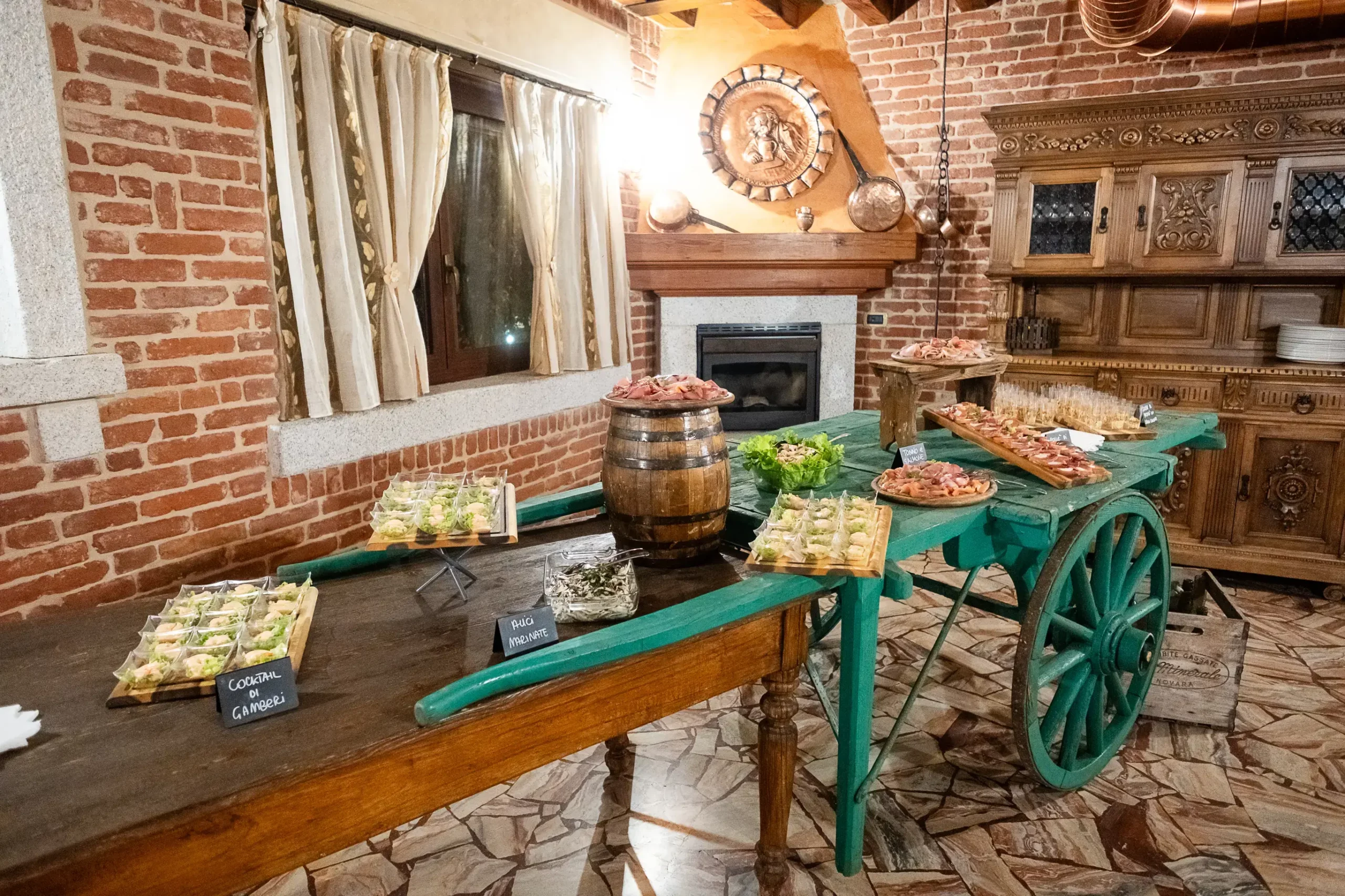 Buffet di matrimonio con allestimento rustico nella Sala Camino dell’Antico Ristoro del Ticino a Oleggio