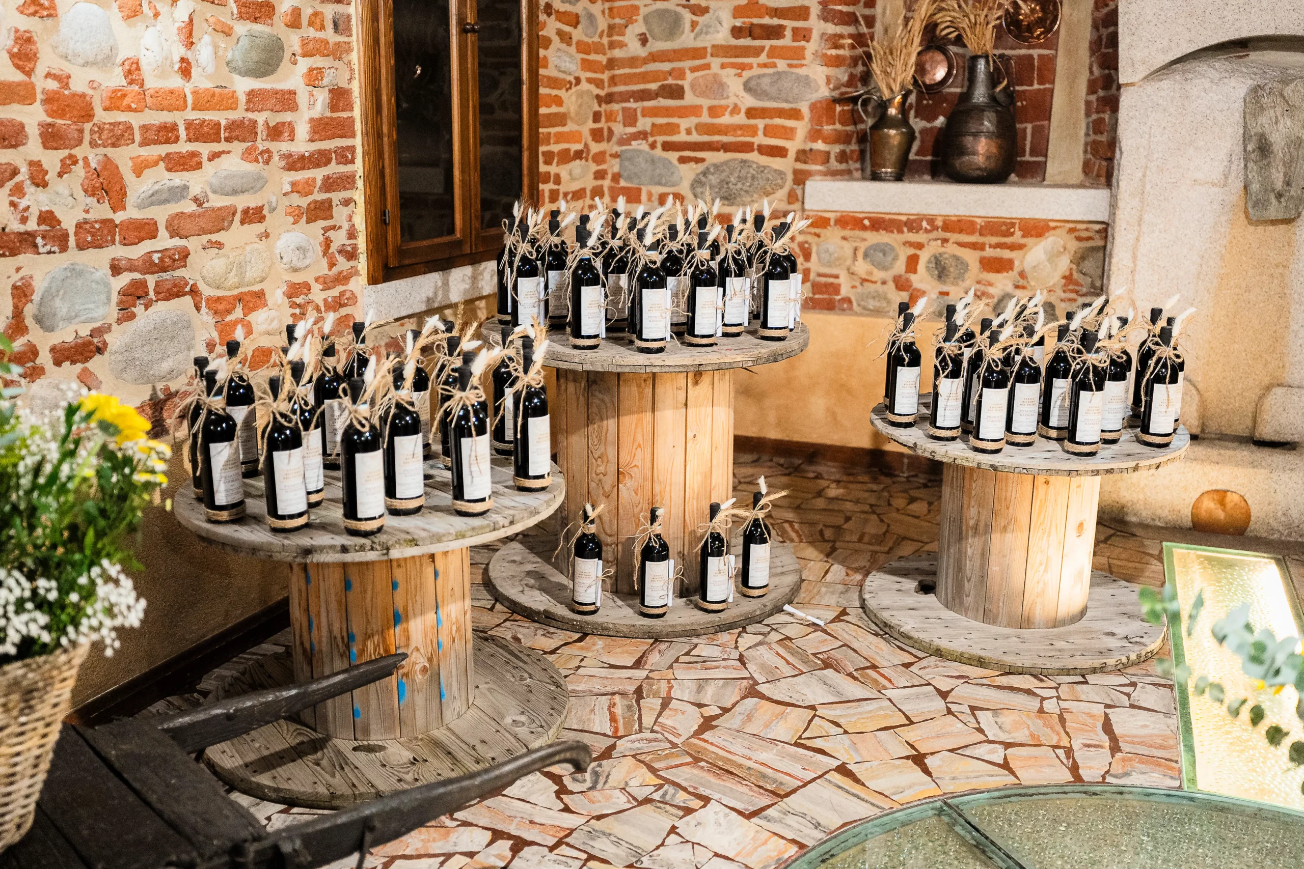 Bomboniere in bottiglia esposte nella Sala Pozzo dell’Antico Ristoro del Ticino a Oleggio