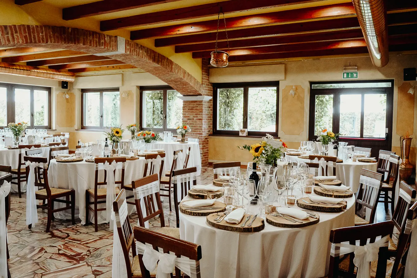 Sala interna apparecchiata per un ricevimento di matrimonio all’Antico Ristoro del Ticino