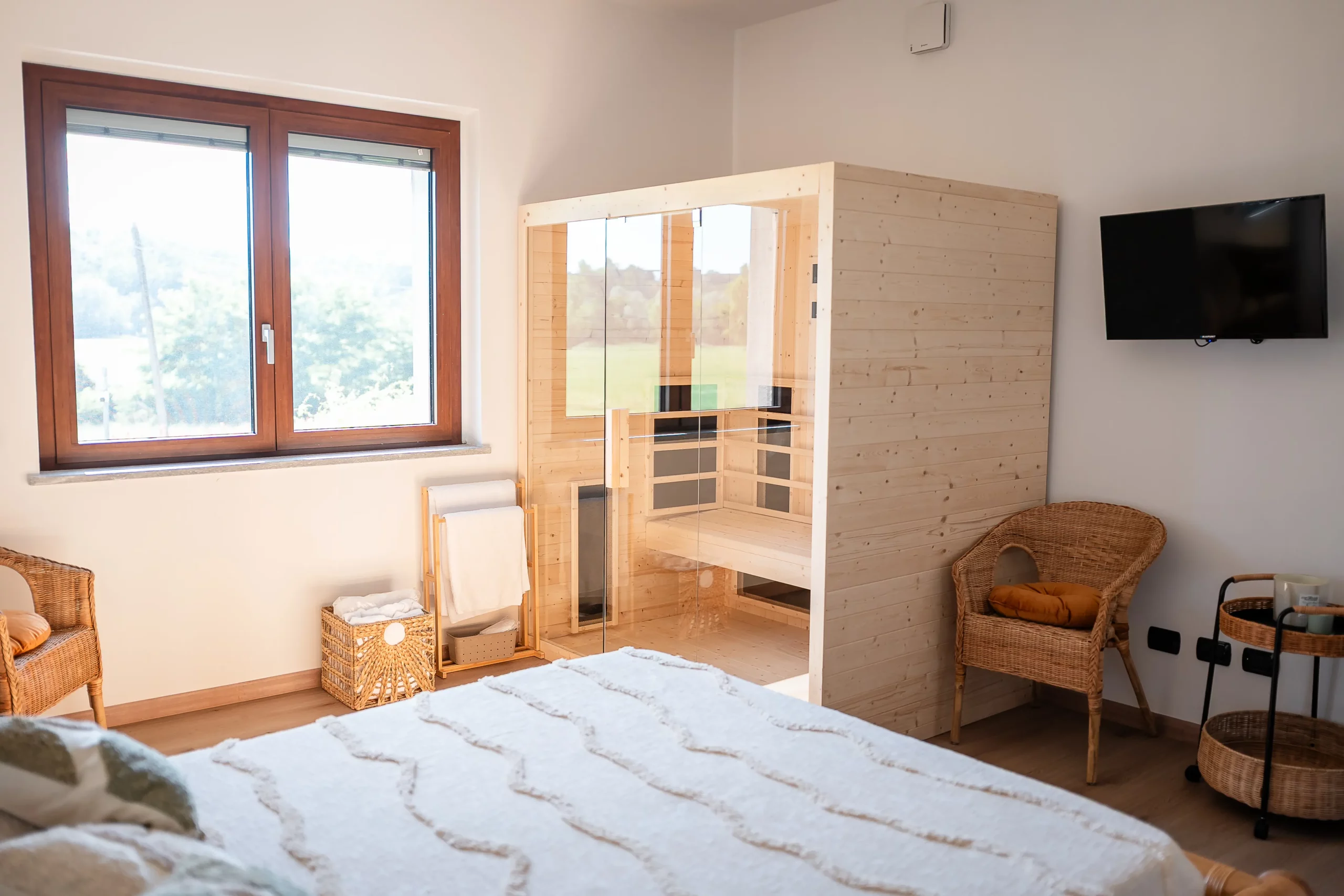 Sauna privata in legno all’interno di una camera dell’Antico Ristoro del Ticino