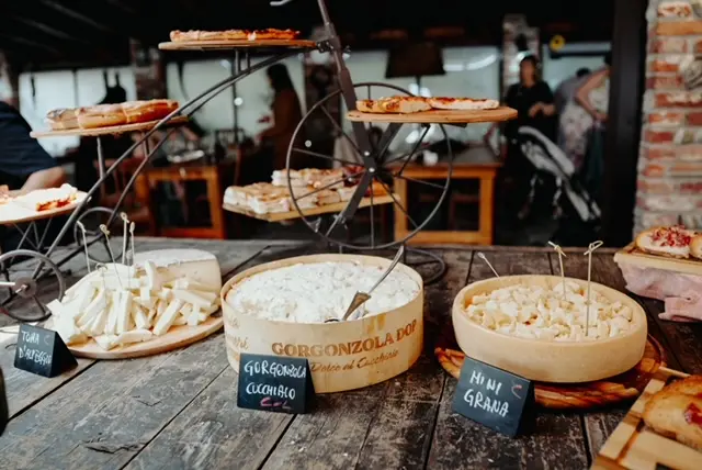 Formaggi assortiti presentati durante il buffet di matrimonio nel porticato