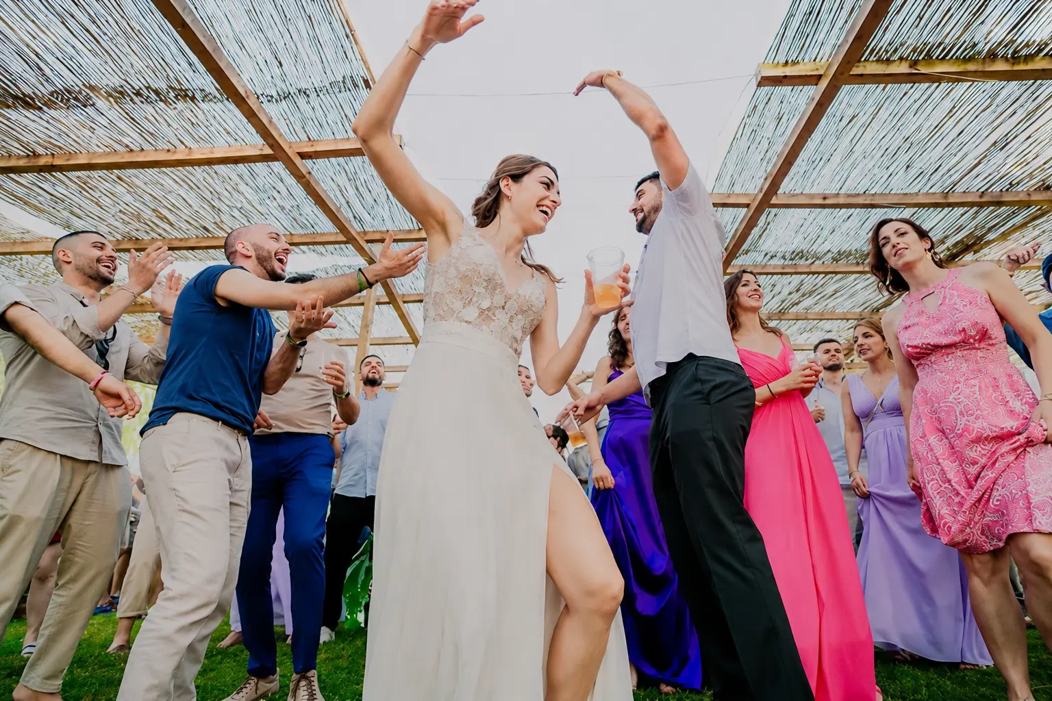 Sposa balla con amici e invitati nel giardino della Tela Verde all’Antico Ristoro del Ticino