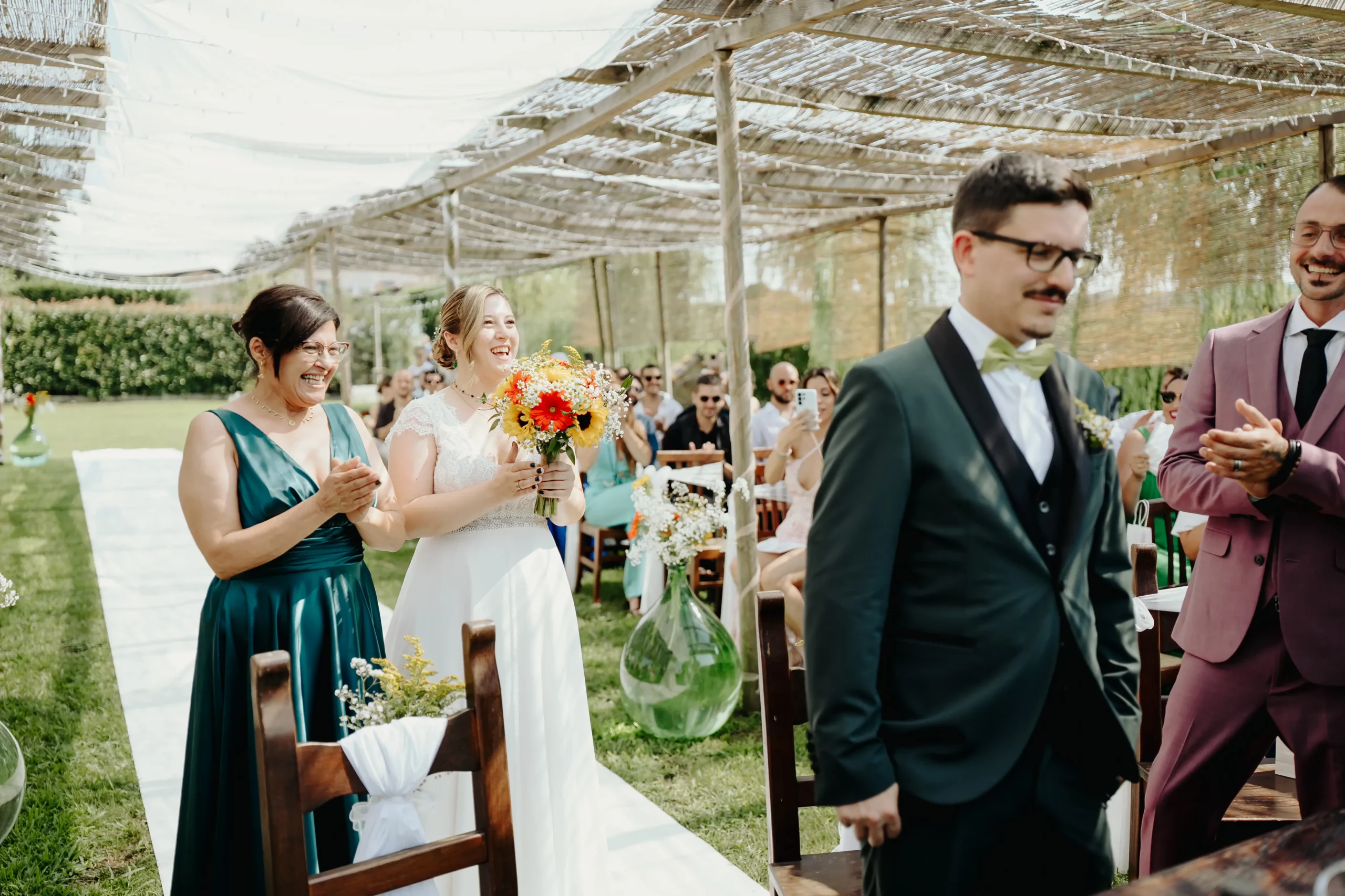 Sposa sorridente percorre la navata della cerimonia all’aperto nella Tela Verde