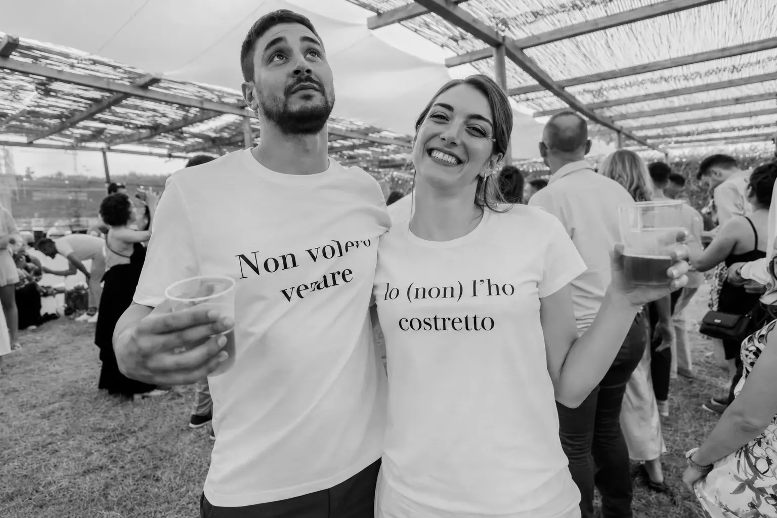 Sposi sorridenti con magliette personalizzate durante la festa di matrimonio nella Tela Verde