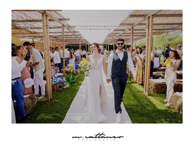 Sposi percorrono la navata esterna tra gli invitati nel giardino dell’Antico Ristoro del Ticino