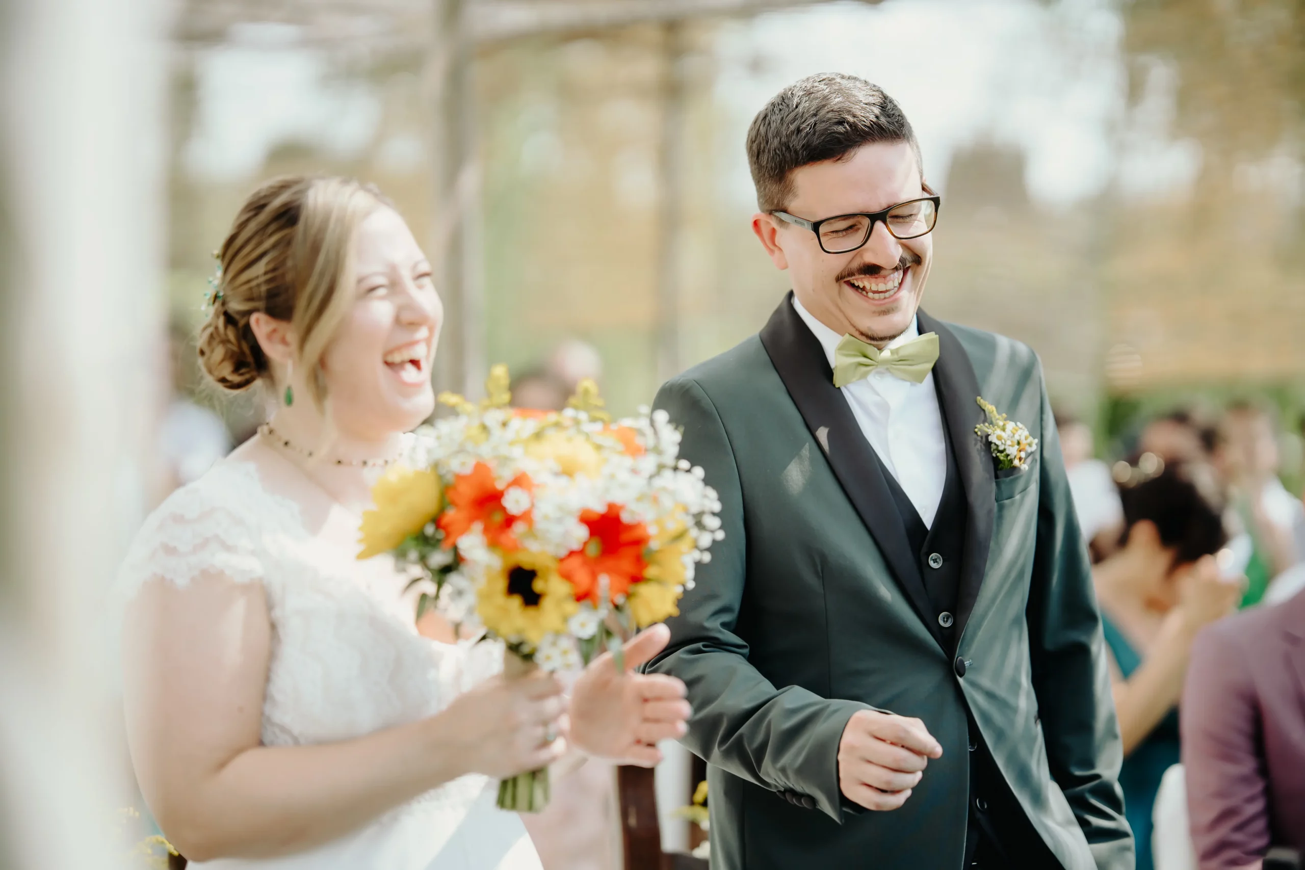 Sposi sorridenti durante la cerimonia di matrimonio nel giardino della Tela Verde