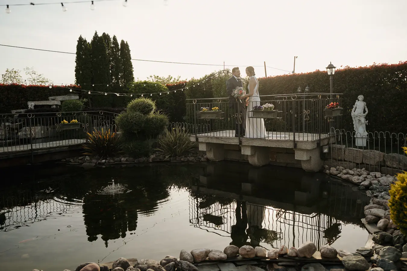 Sposi sul ponte del laghetto al tramonto all’Antico Ristoro del Ticino