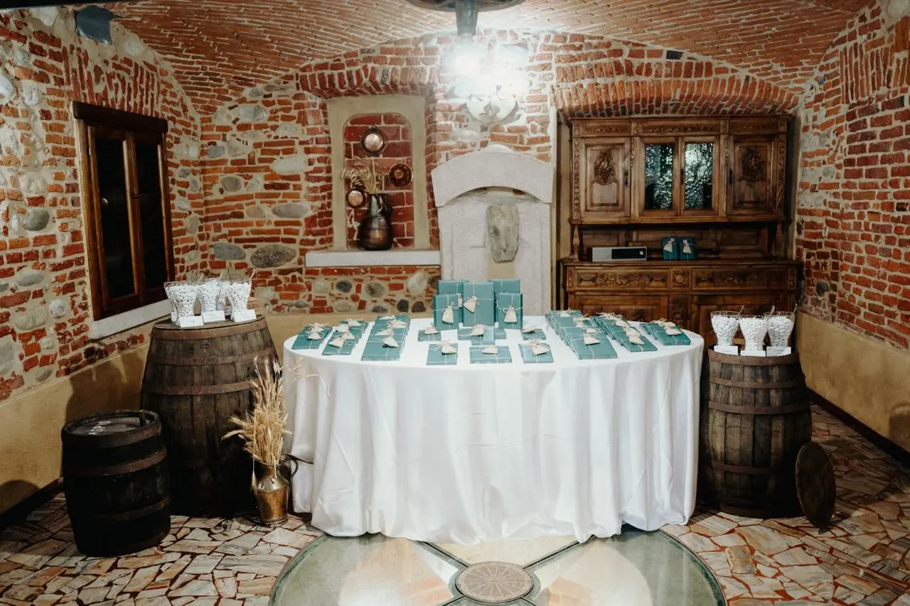 Tavolo delle bomboniere allestito nella Sala Pozzo dell’Antico Ristoro del Ticino
