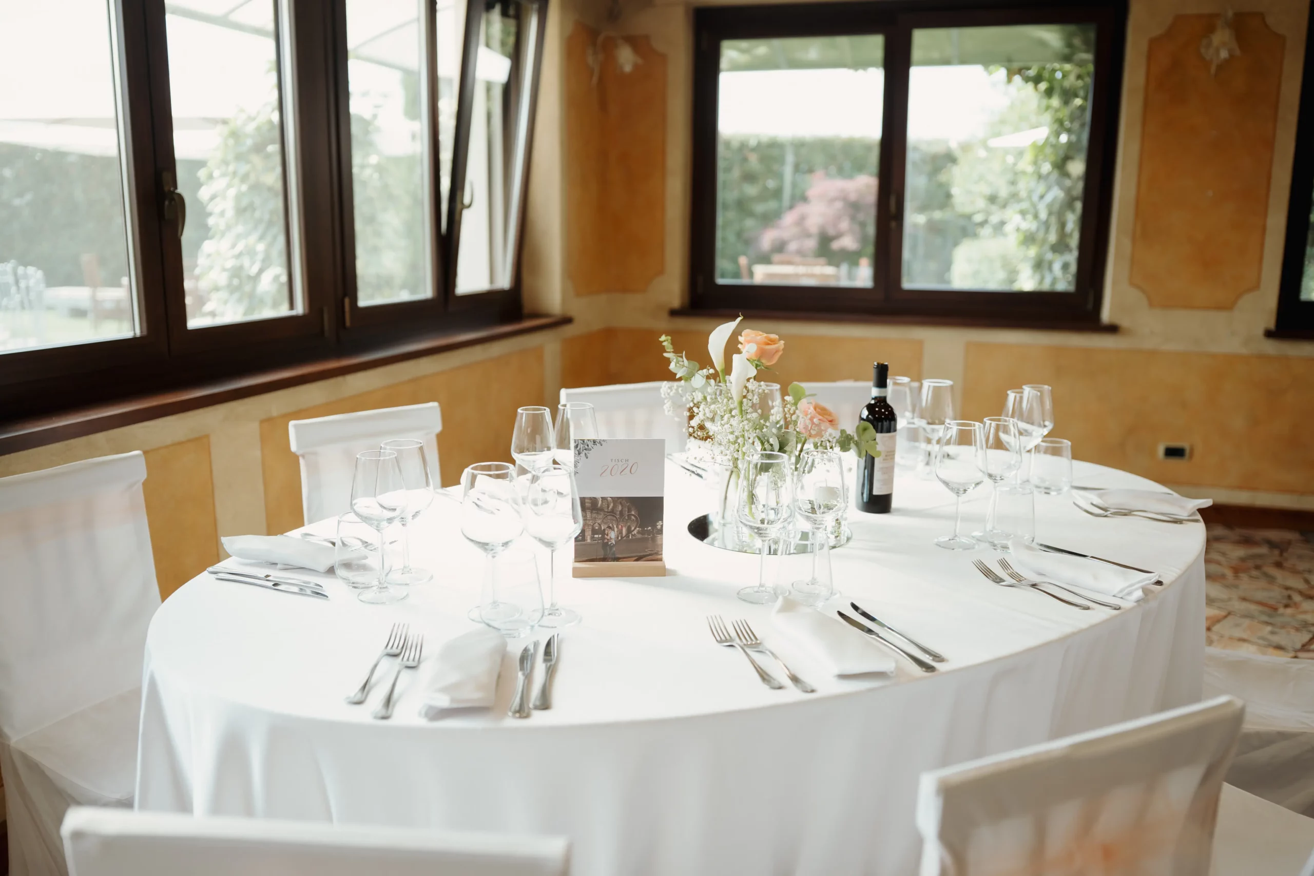 Tavolo rotondo apparecchiato per matrimonio nel Gran Salone a Oleggio