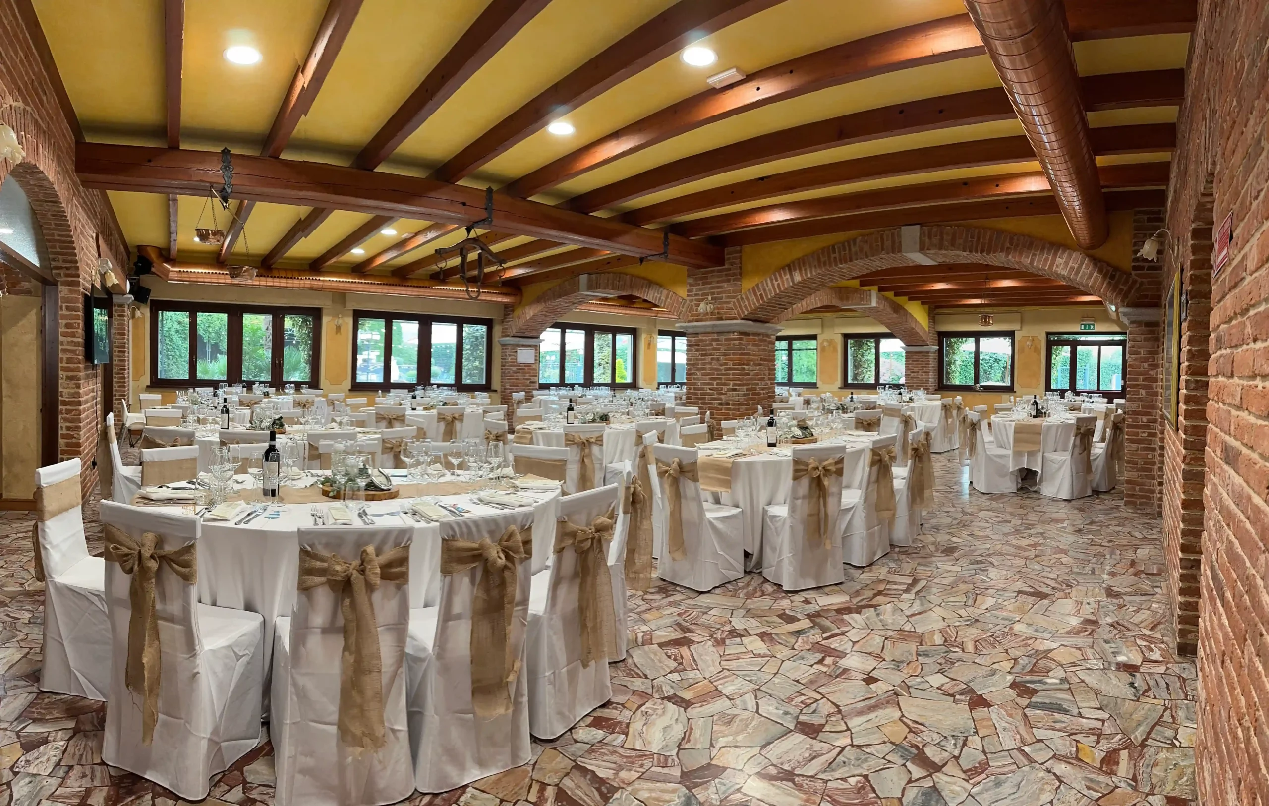 Vista completa del Gran Salone dell’Antico Ristoro del Ticino allestito per un matrimonio