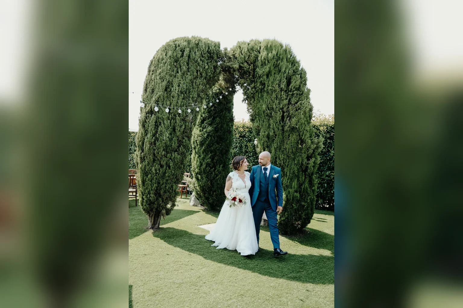Sposi nel giardino sotto l’arco naturale di cipressi dell’Antico Ristoro del Ticino